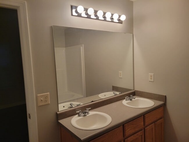 Building Photo - COMING SOON: Renovated 3BR 2BA Home w/ 2-Car Garage • Updated Kitchen • Large Garden Tub in Griffin