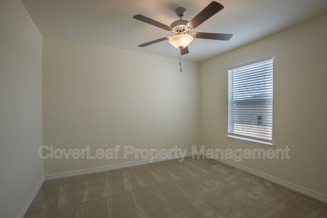 Building Photo - 571 Pebble Bend