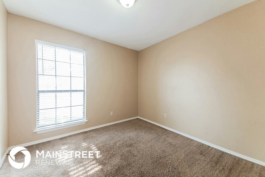 Building Photo - 2313 Crestview Ln
