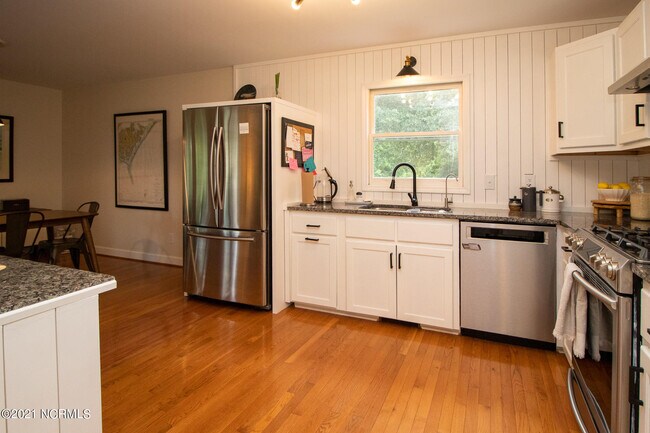 Building Photo - 107 Pine Needle Cir