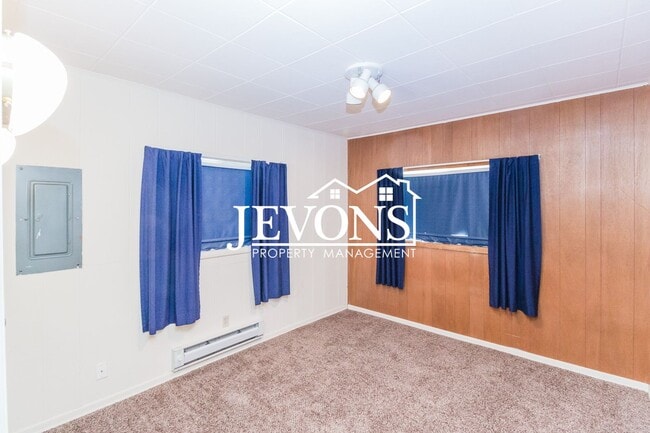 Building Photo - Jevons Property Management Presents this 2 bedroom and 1 bathroom property in the heart of Yakima