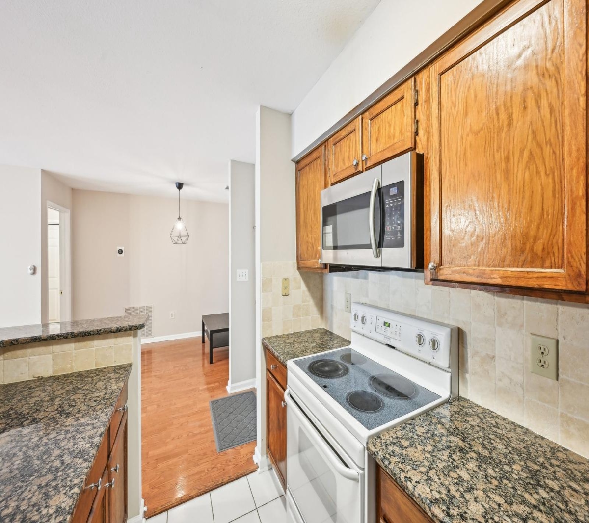 Building Photo - 2303 Pine Heights Dr NE