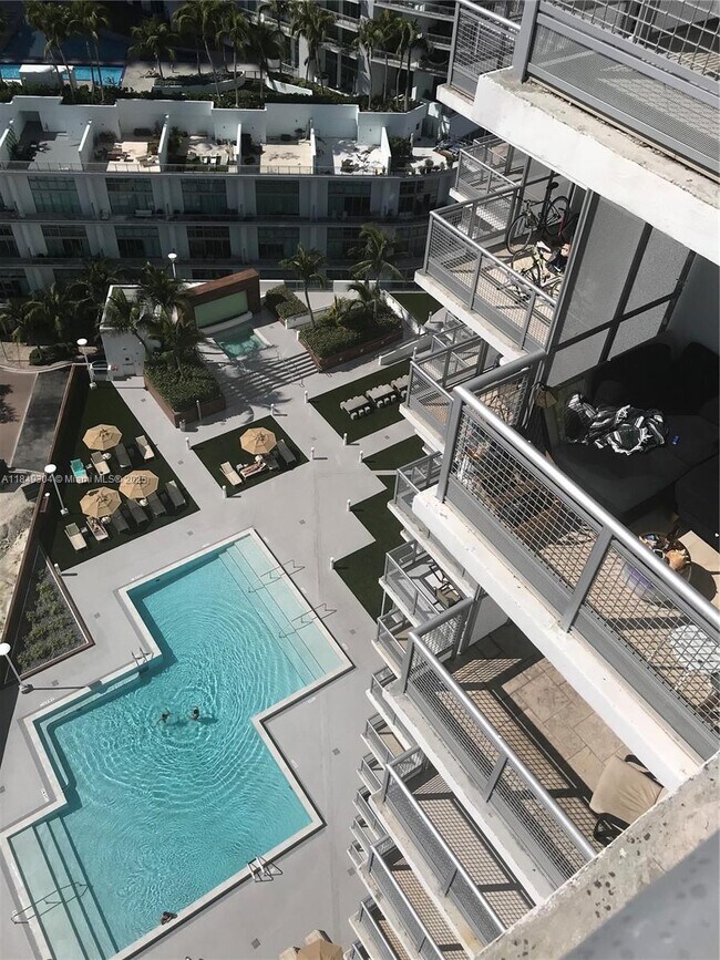 Building Photo - 350 S Miami Ave