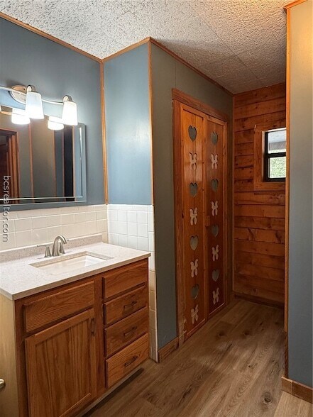 Building Photo - 9581 Valley View Dr