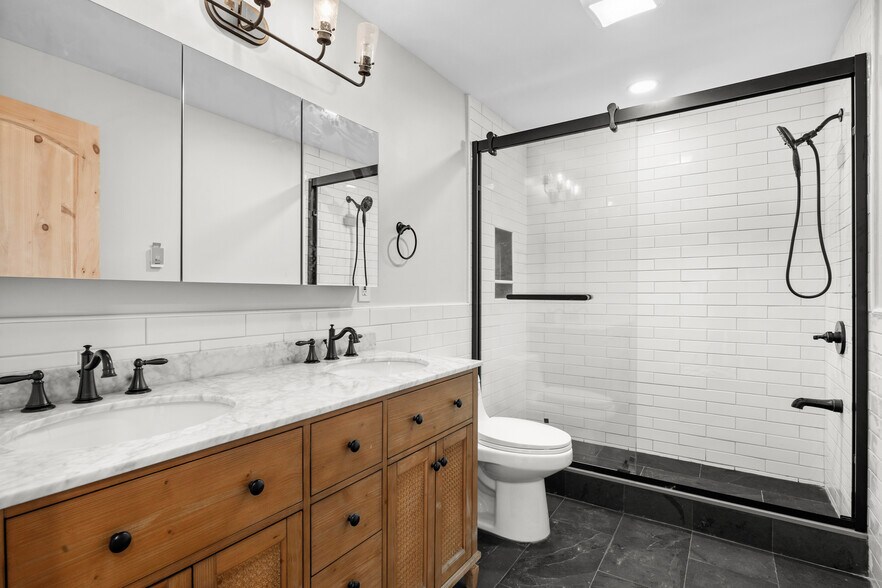 Building Photo - 131 W Walnut Ln