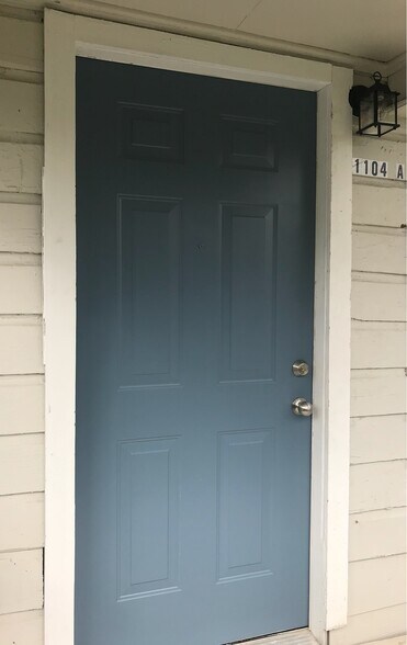 Building Photo - 1104 E 26th St