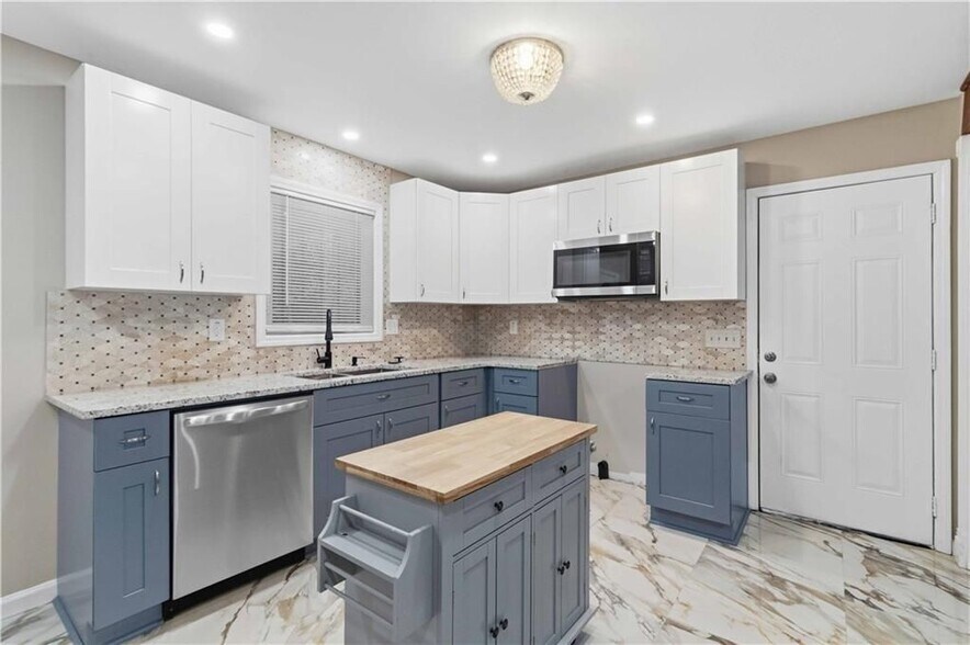 Building Photo - 2953 Meadowview Dr SE