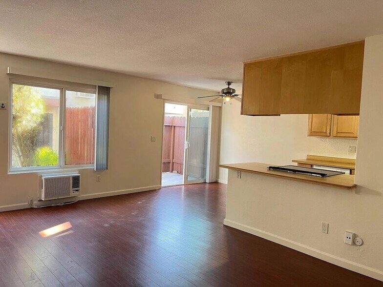 Building Photo - 9522 Carroll Canyon Rd