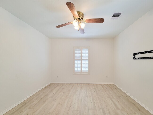 Building Photo - 75 Dennis St