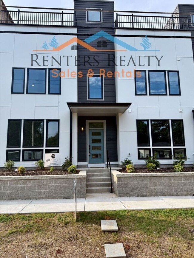 Building Photo - Stunning 3 Bedroom with Rooftop Terrace