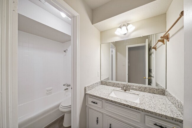 Building Photo - 2402 Hilton Head Dr