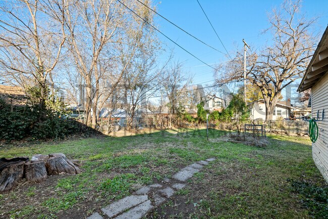 Building Photo - 806 N Faulkner St