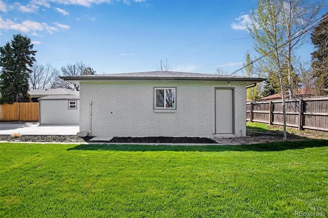 Building Photo - Gorgeous 5 Bedroom 2 1/2 Bathroom Littleto...