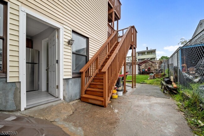 Building Photo - 83 Jersey St