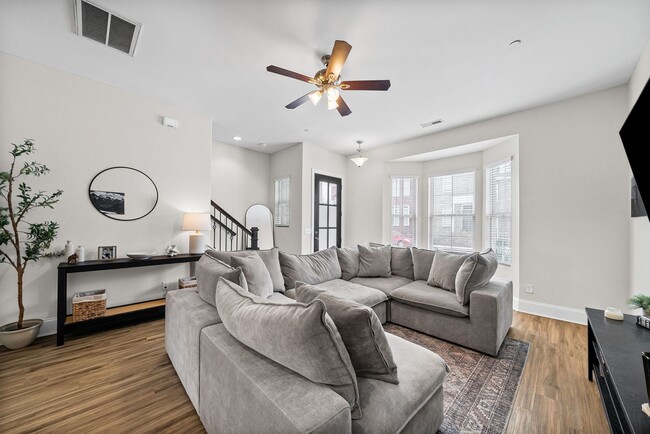 Building Photo - Modern Living in the Heart of Pleasant View Village!