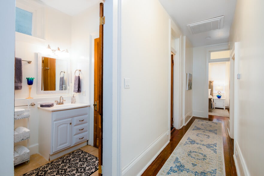 bathroom - 4221 Prytania St