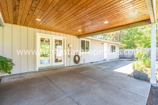 Building Photo - Garden Home Charmer