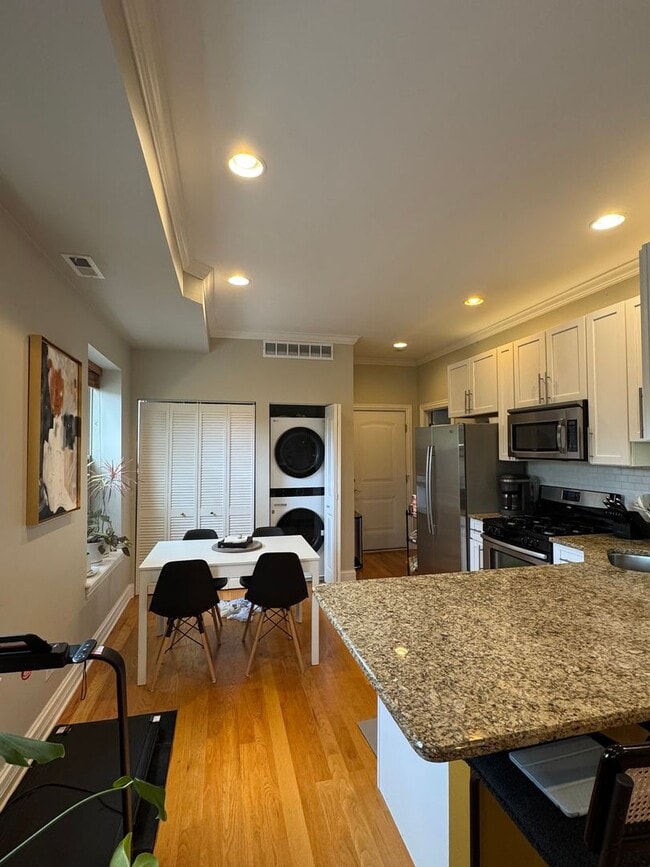 Building Photo - Roscoe Village, Sun-drenched and south-facing, 2-bedroom condo