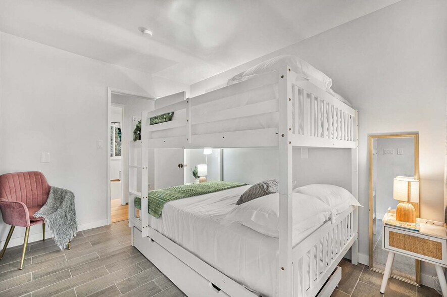 Building Photo - 4989 Randlett Dr