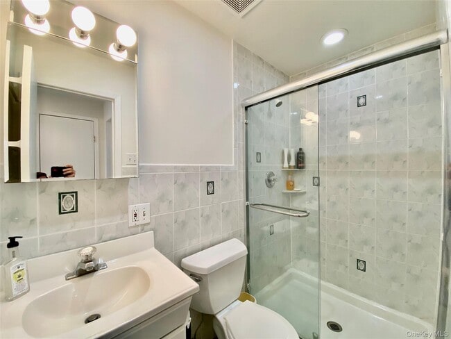 Building Photo - 1875 Bayview Ave