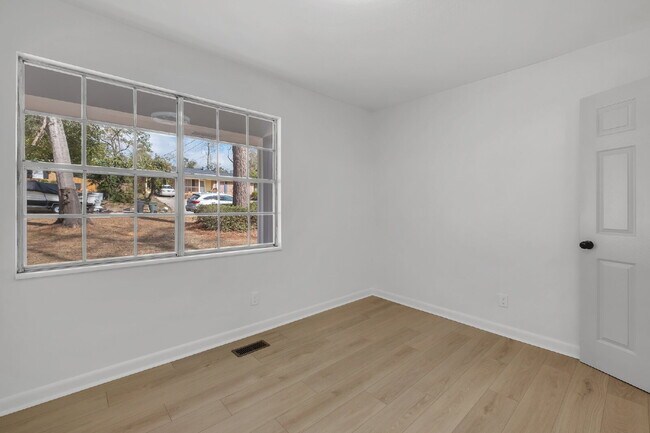 Building Photo - Freshly Remodeled 4 Bedroom 2 Bathroom Single Family Home.