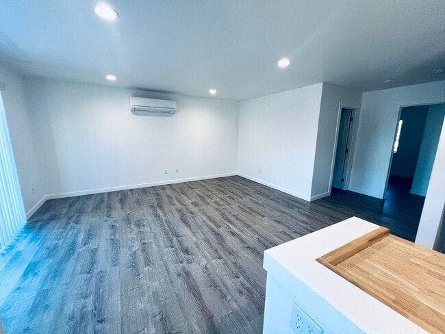 Building Photo - Almost new 3 bedroom, 3 bath Townhome