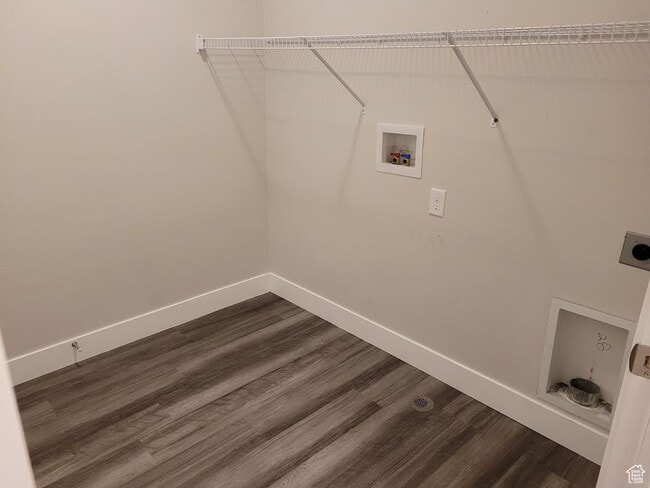 Building Photo - Modern 3 Bed / 2 Bath Condo in Amenity-Ric...