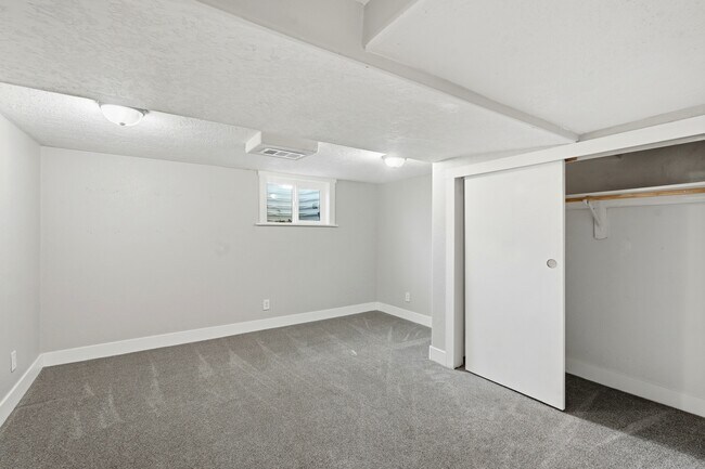 Building Photo - 582 4th St S