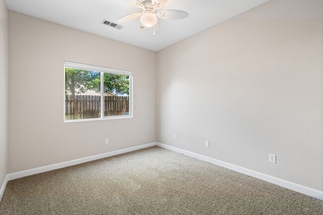 Building Photo - 687 Glenn View Ct