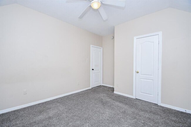 Building Photo - 21915 Stockbridge Ln