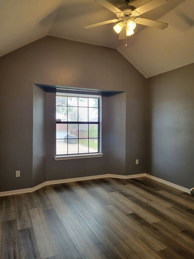 Building Photo - 3bd/2ba house close to major shopping, restaurants, and Ft. Hood!