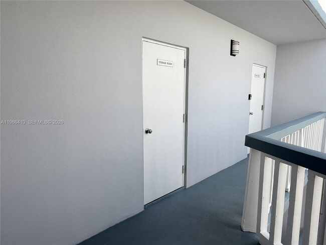 Building Photo - 2223 Park Ln