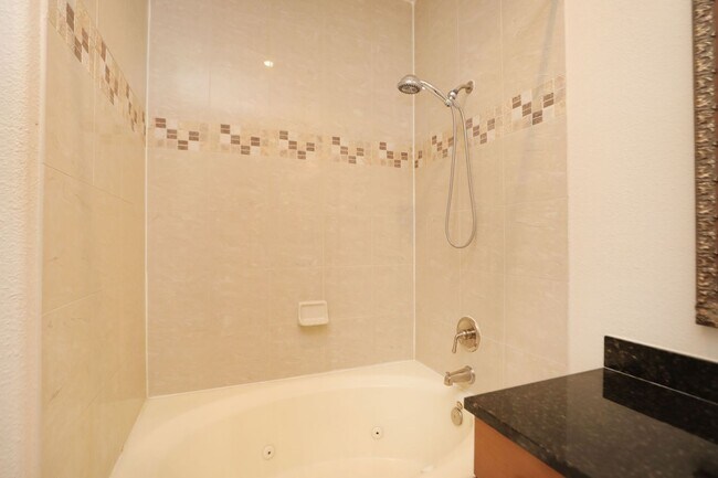 Building Photo - For Lease | 1 Bed, 1 Bath | 832 Sq Ft | Su...