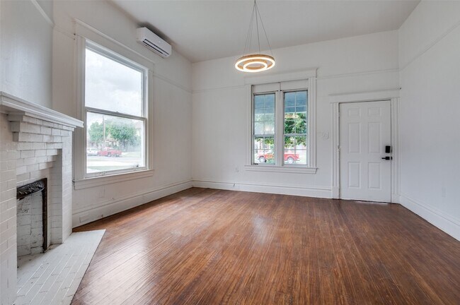 Building Photo - 612 W 9th St