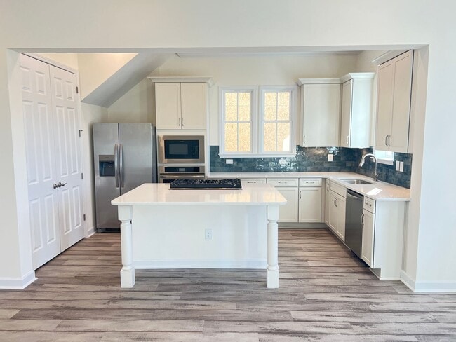 Building Photo - Luxury 2BR Townhome in Market Common | Walkable + Pool | Available Now