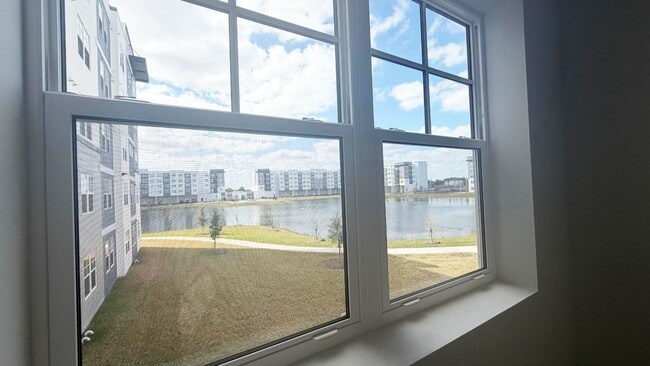 Building Photo - Luxury Condo in Millenia