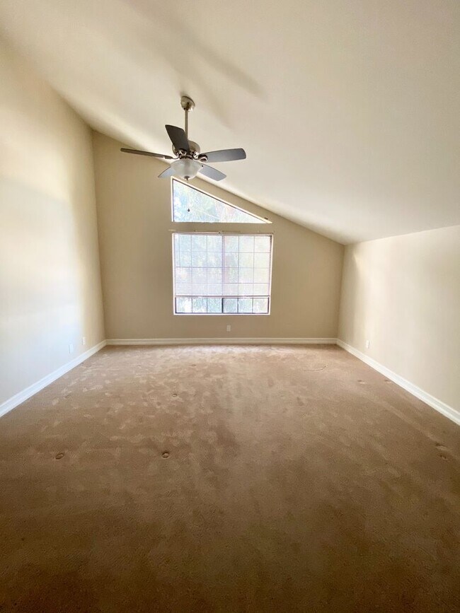 Building Photo - Three Bedroom, 2.5 Bath - Thousand Oaks