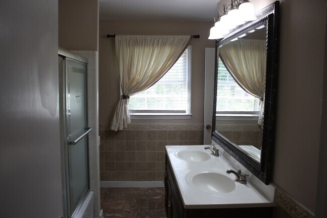 Building Photo - Charming 3BR House in Charlotte