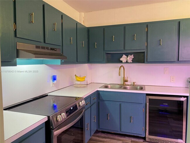 Building Photo - 4200 Hillcrest Dr