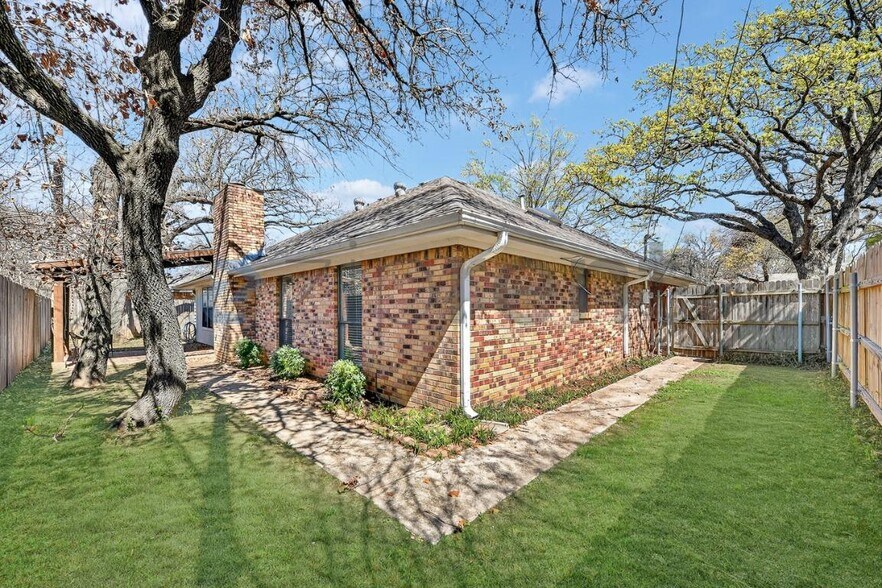 Building Photo - 6100 Paradise Dr