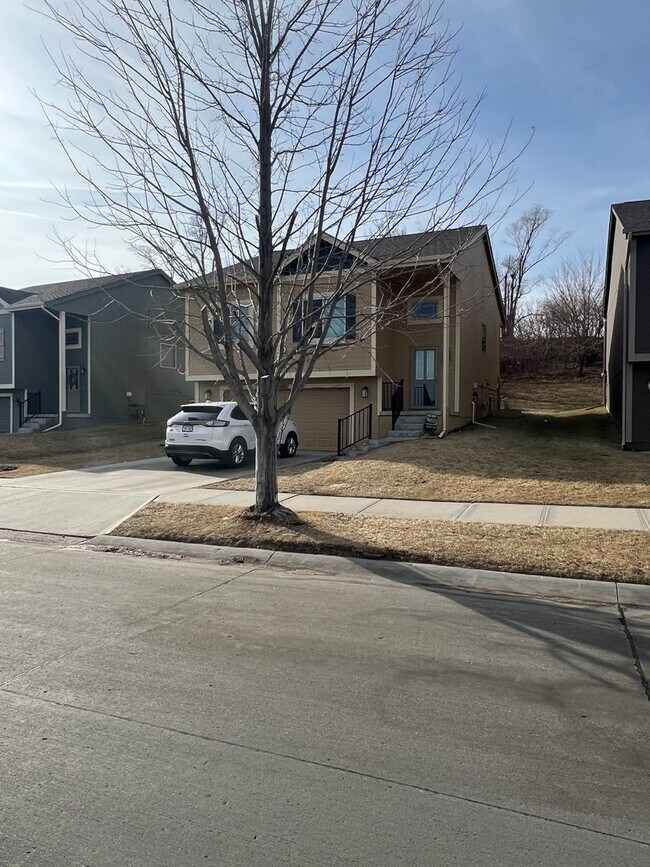 Building Photo - 1/2 month off moving special if move in prior to 03/15/2026 - Beautiful 3 bed 2 bath house w 2 ca...