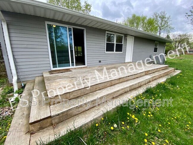 Building Photo - 8070 Chiltern Dr