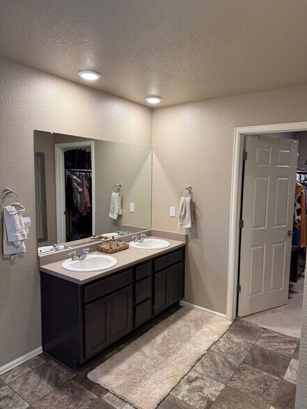 Building Photo - 1986 Shadow Creek Dr