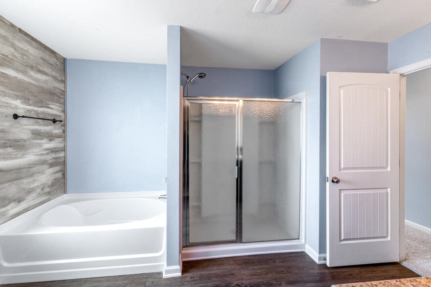 Master Bathroom - 4615 Plover Dr