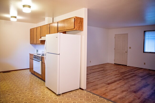 Kitchen & living - 1606 E Alder St