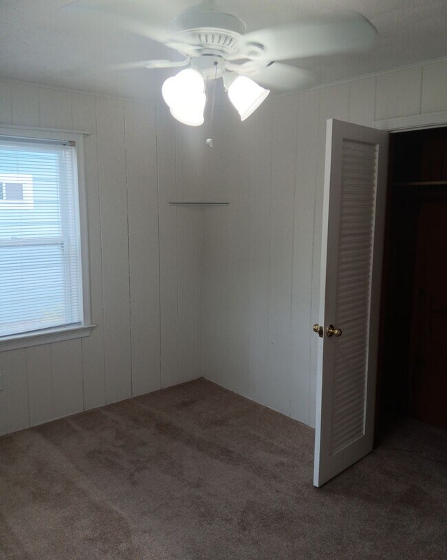 Building Photo - Annual 2 Bedroom + Den / 2 Bath Home – Sar...