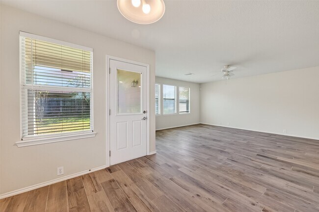 Building Photo - 827 Honeysuckle Vine Dr