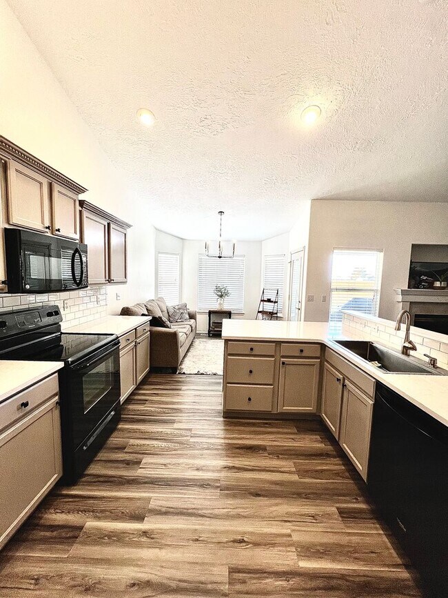Building Photo - 3 Bed 2 Bath Single Level Home with 3 Car ...
