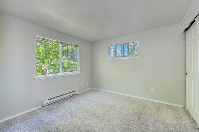 Building Photo - Echo Lake One Bedroom