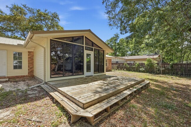 Building Photo - All Brick Home & Large Yard in Niceville!